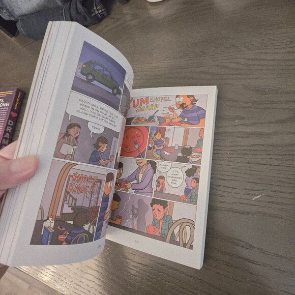 Ghosts Book by Raina Telgemeier Graphic Novel Good Condition - Picture 2 of 3